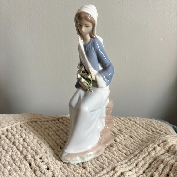 Lladro 4972 "Girl with Lilies Sitting" Porcelain Figurine - Picture 1 of 5